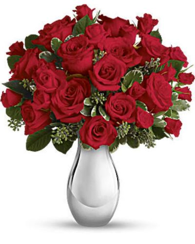 <p>Turn up the heat on a new romance - or a lifelong love affair - with this premium rose bouquet. It features a total of fifteen of our finest red and hot pink roses and is accented with smaller red spray roses and luxuriant greens. It's all artfully arranged in a beautiful silver or clear vase.<br />
This romantic bouquet includes large red and hot pink roses, bountiful red spray roses and greens including seeded eucalyptus and variegated pittosporum.</p>