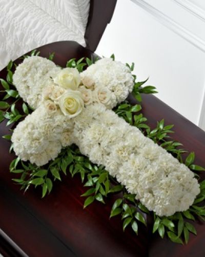 <p>The FTD® Peaceful Memories™ Casket Spray is a gorgeous way to commemorate the faith and devotion of the deceased. White carnations are arranged in the shape of a cross accented in the middle with white roses and spray roses and along the sides with lush greens to create a lovely casket spray that brings peace and solace to those that attend their final farewell.</p>