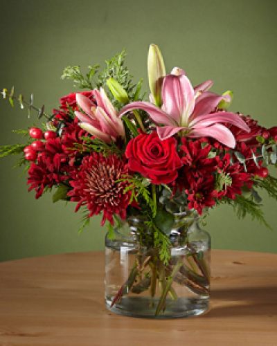 <p>Make your loved ones blush with this Rosy Cheeks Bouquet, outfitted with stunning red roses and lilies. Cute enough to pinch, this gift will bring a flirtatious pop of color to a traditional holiday palette and kick the Christmas gathering off right.</p>