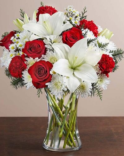 There’s a whole lot of holiday spirit in our charming bouquet. We’ve gathered a mix of blooms in classic Christmas colors, creating a thoughtful gift for the most wonderful time of the year.