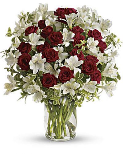 Roses and romance - a match made in heaven. Our endlessly elegant bouquet combines passionate red roses with heavenly white blossoms in a stylish glass hurricane vase. What a classic way to say you care!
Includes red spray roses, white alstroemeria and pretty pitta negra.